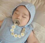 ⁦Daisy Fabric Pacifier Holder Clip⁩ - الصورة ⁦3⁩