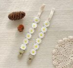 ⁦Daisy Fabric Pacifier Holder Clip⁩ - الصورة ⁦5⁩