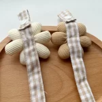 ⁦Fabric Pacifier Clip Holder- Flower, 1pc./pack⁩ - الصورة ⁦2⁩