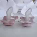 ⁦FRIGG Butterfly Anatomical Silicone Pacifier 2-Pack/ 6+ Months Size 2 Pink/Lilac⁩ - الصورة ⁦2⁩