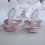 ⁦FRIGG Butterfly Anatomical Silicone Pacifier 2-Pack/ 6+ Months Size 2 Pink/Lilac⁩ - الصورة ⁦2⁩